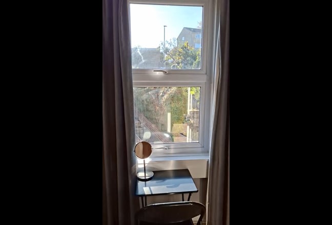 MON - FRI &pound;650 pcm. Sunny room in BA1  Main Photo