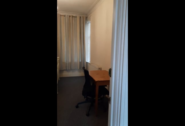 Spacious Double Room in Quiet Shared House. Main Photo
