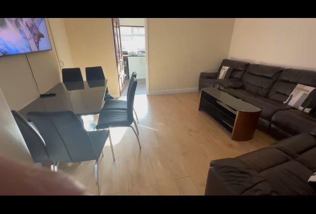 Single Room in a 3 Bedroom House,Uxbridge. Main Photo