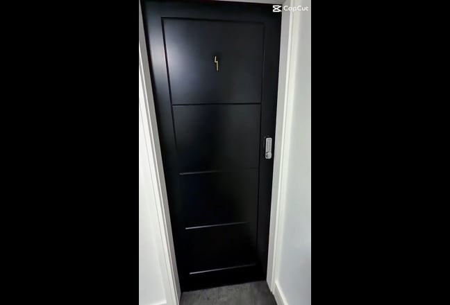 Luxury ensuite bedroom in a modern house share Main Photo
