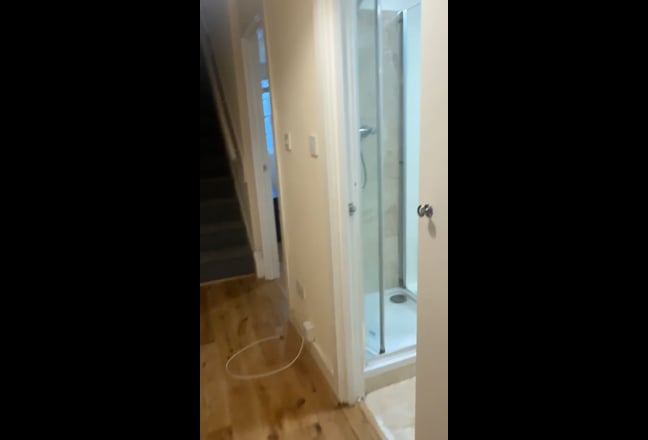 Bedroom with ensuite available in Oval flat! Main Photo