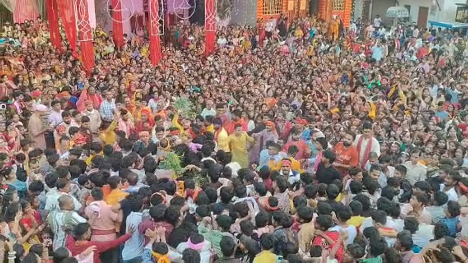 बगहा में मां बेलवंती रानी की ऐतिहासिक डोला यात्रा में उमड़ा आस्था का जनसैलाब, 11 हजार कन्याओं ने बढ़ाई शोभा