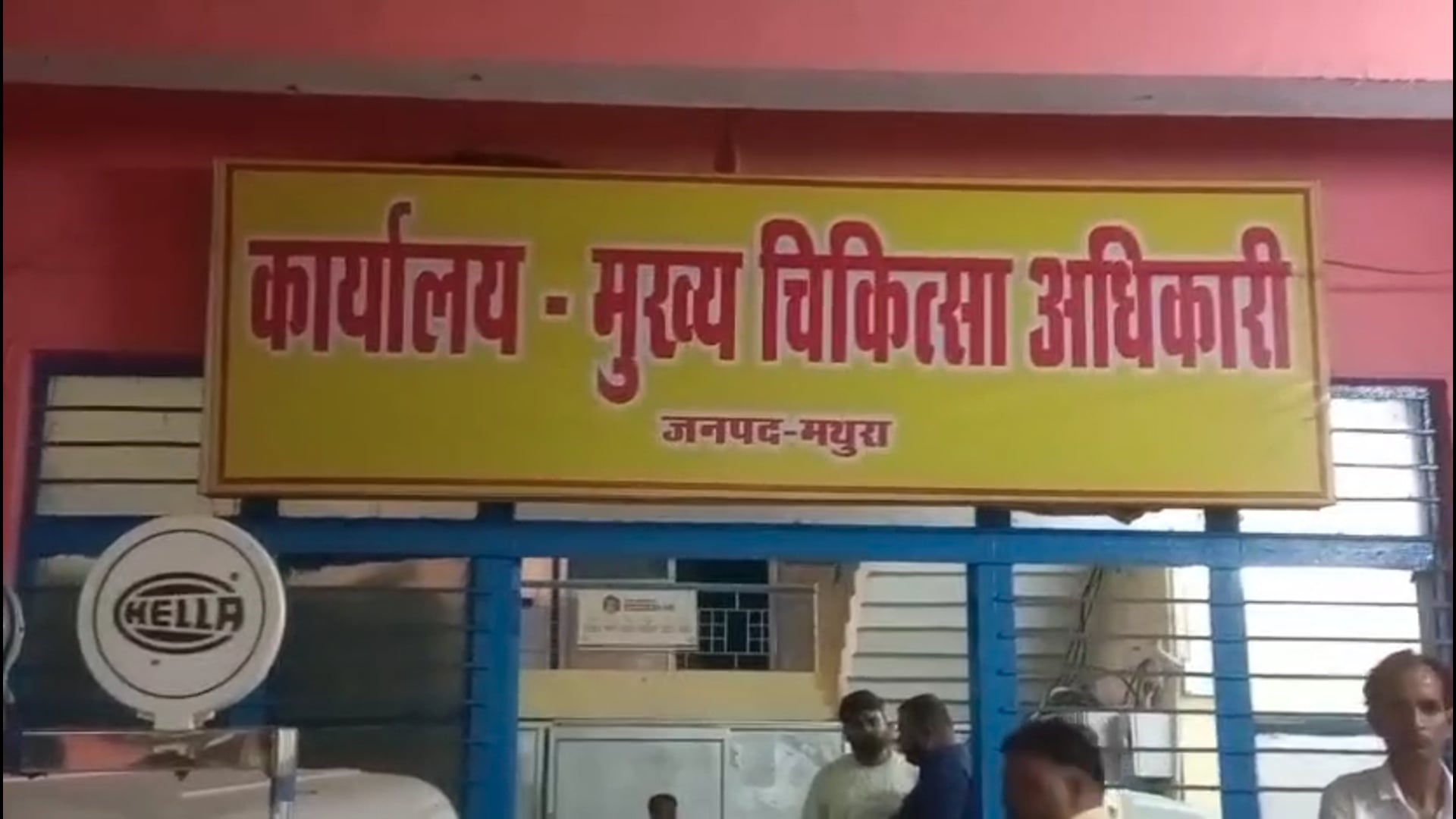 मथुरा में पोस्टमार्टम पर संग्राम! मृतका डोली के परिवार ने डॉक्टर पर लगाए गंभीर आरोप, लखनऊ की टीम से जांच कराने की उठाई म