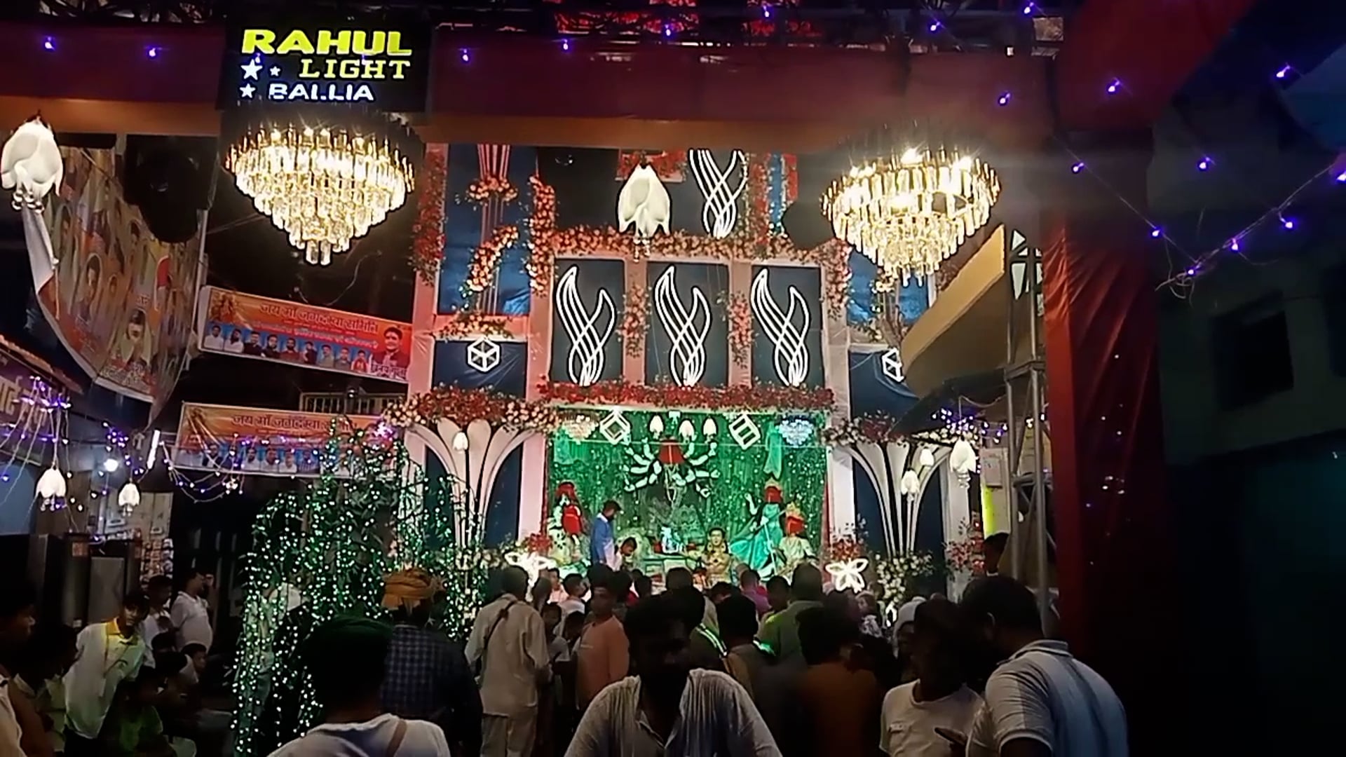 सहतवार कस्बे सहित ग्रामीण क्षेत्रो में विधि -विधान से पूजा अर्चना के बाद पंडाल में रखी माँ दुर्गा का खुला पट