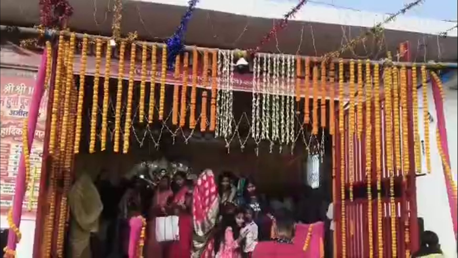 अष्टमी को लेकर महिलाओं ने डलियाऔर चुनरी मां को चढ़ाया हजारों की संख्या में महिलाएं नजर आए