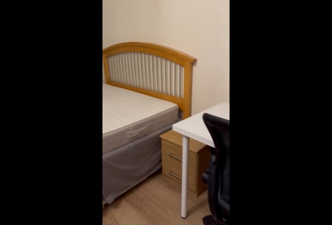 Location location location en-suite room available Main Photo