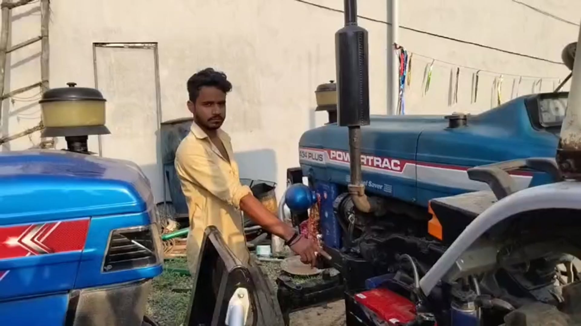 अमरपुर में गैराज में सेंधमारी, बाइक और मोबाइल लेकर फरार हुए चोर, मिस्त्री पर पाउडर छिड़ककर किया बेहोश