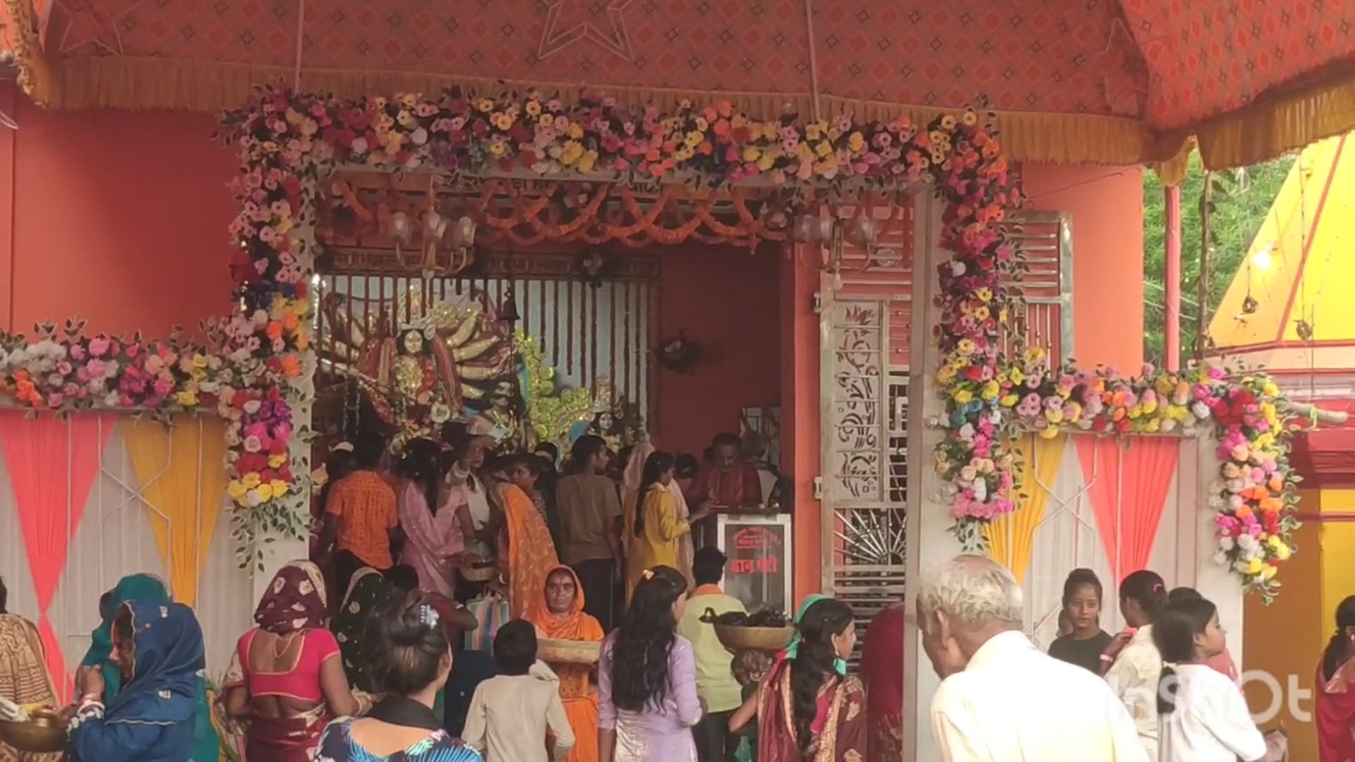 *बेलहर (बांका):* शारदीय नवरात्रि के पावन अवसर पर ठाकुरवाड़ी दुर्गा स्थान, बेलहर में अष्टमी पूजा बड़े ही भक्ति भाव और श्रद्धा के साथ संपन्न हुई।