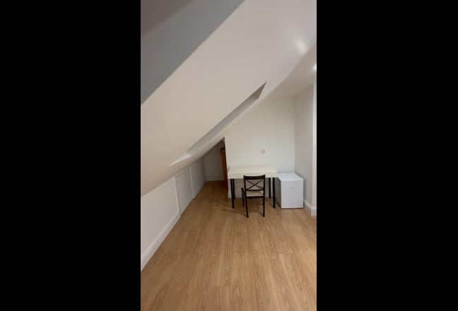 Spacious en-suite room in Addiscome  Main Photo
