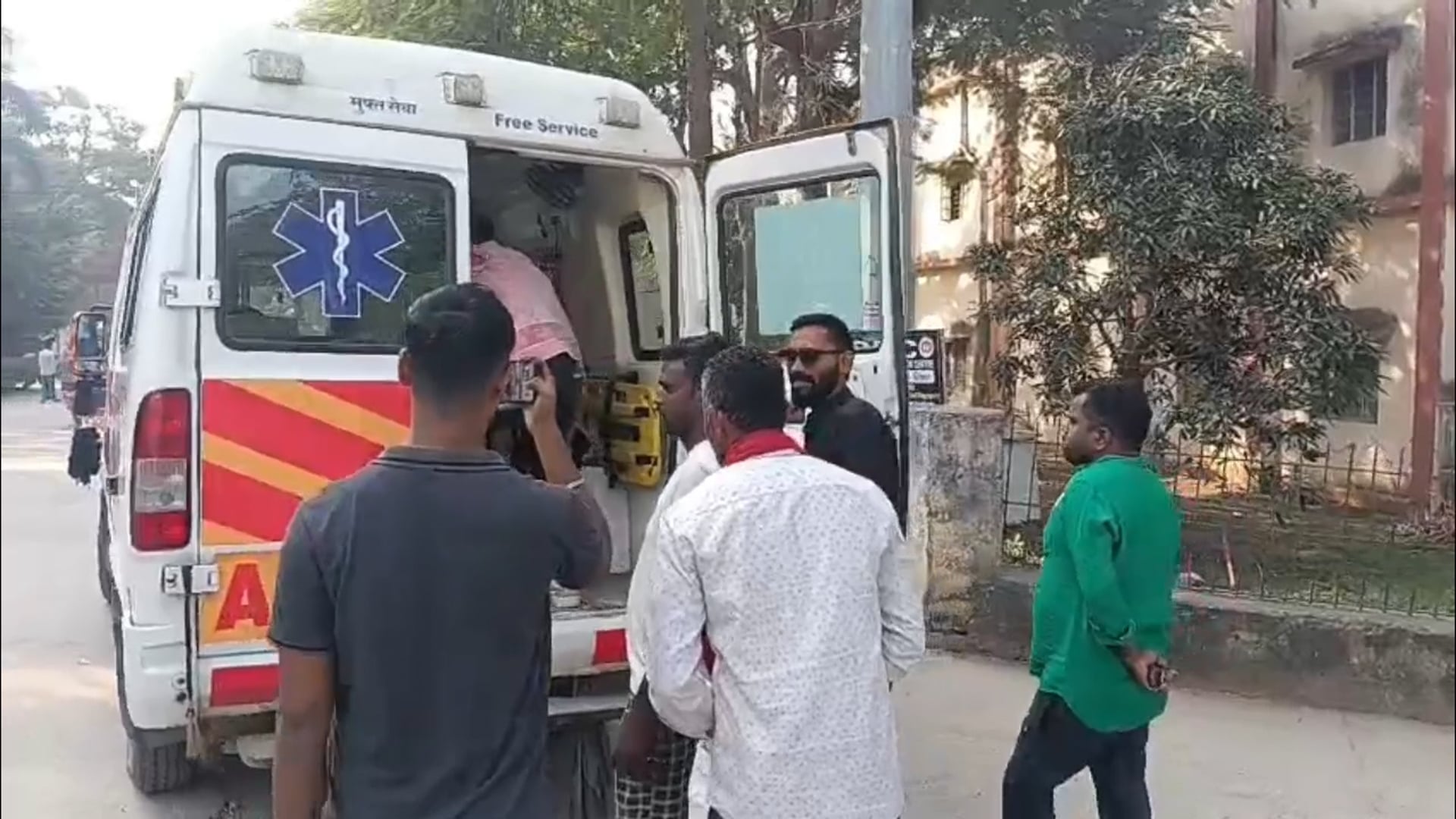 मुंगेर से मेला देखकर लौट रहे अमरपुर के युवक को मारी गोली,8300 की लूट पटना रेफर।
