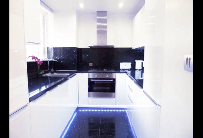 🎀Fabulous Rooms with Balcony ~No Deposit ~ Zone 1 Main Photo