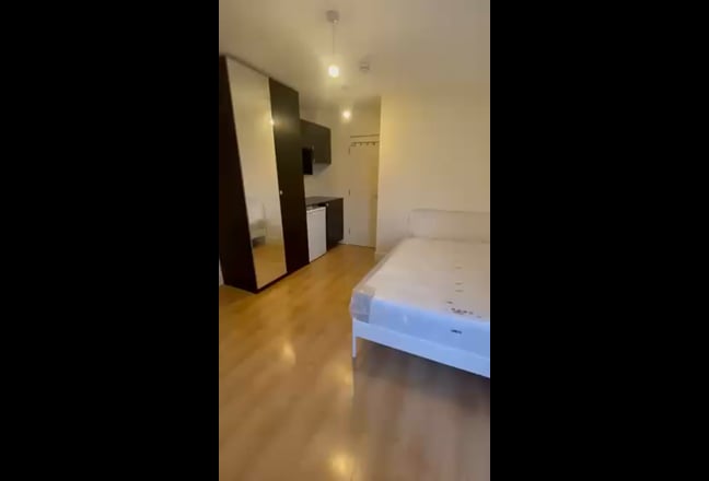 En-suite double room, NW10 bills included  Main Photo