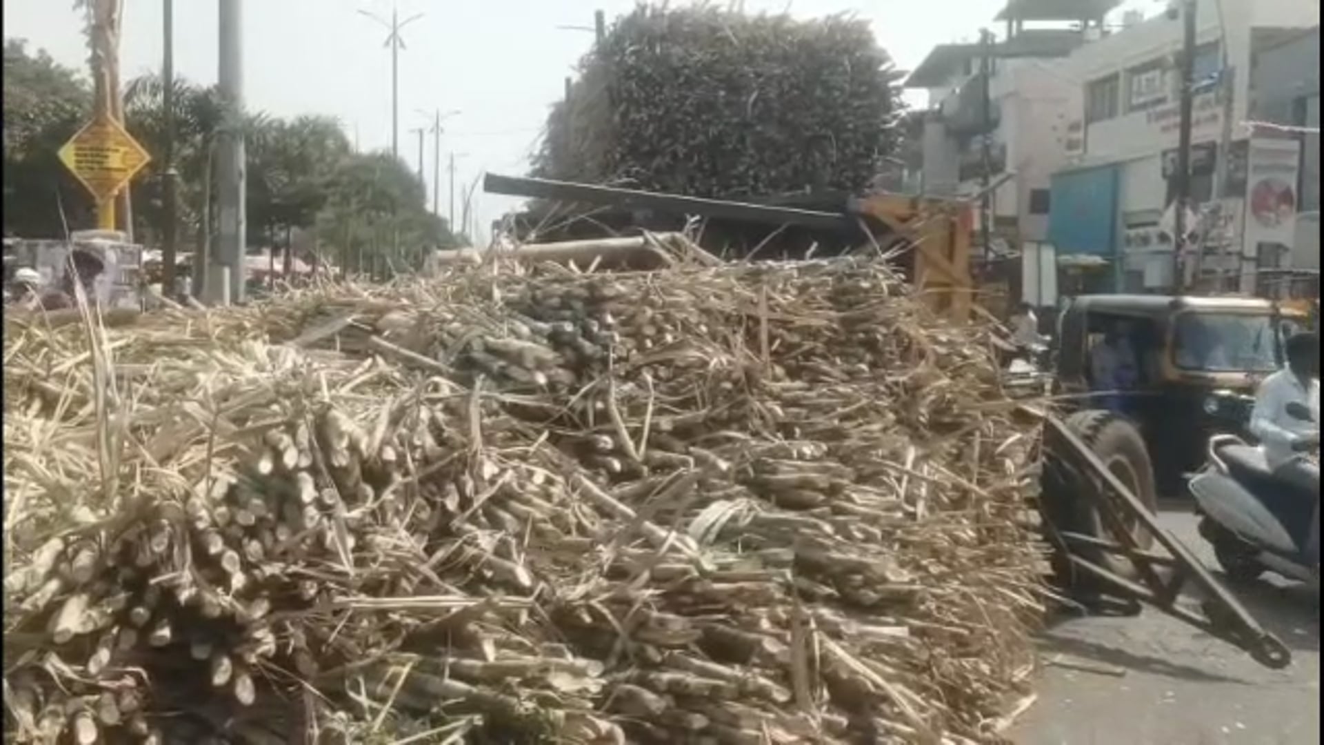 विजयादशमीच्या दिवशी उदगीरमध्ये मोठी दुर्घटना टळली!वर्दळीचा ठिकाण छत्रपती शिवाजी महाराज चौकात ऊसाचा ट्रॅक्टर पलटी