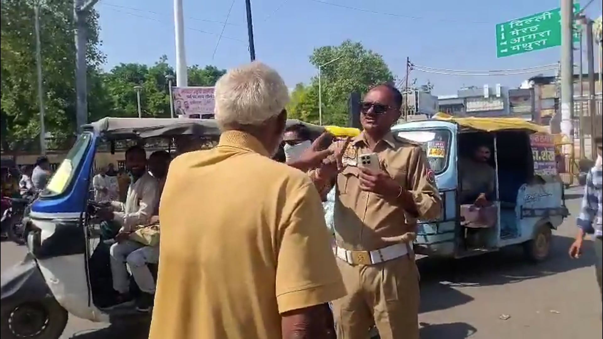 अलीगढ़: बुजुर्ग ने ट्रैफिक पुलिस के जवान पर पत्थर उठा लिया। बुजुर्ग का कहना है... पुलिस गरीब आदमी को परेशान कर रही है। गरीब को कमाने न दे रही, हाथ जोड़ रहा हूँ। फिर गुस्साए बुजुर्ग ने पुलिसकर्मी को गालियां भी सुनाई।
