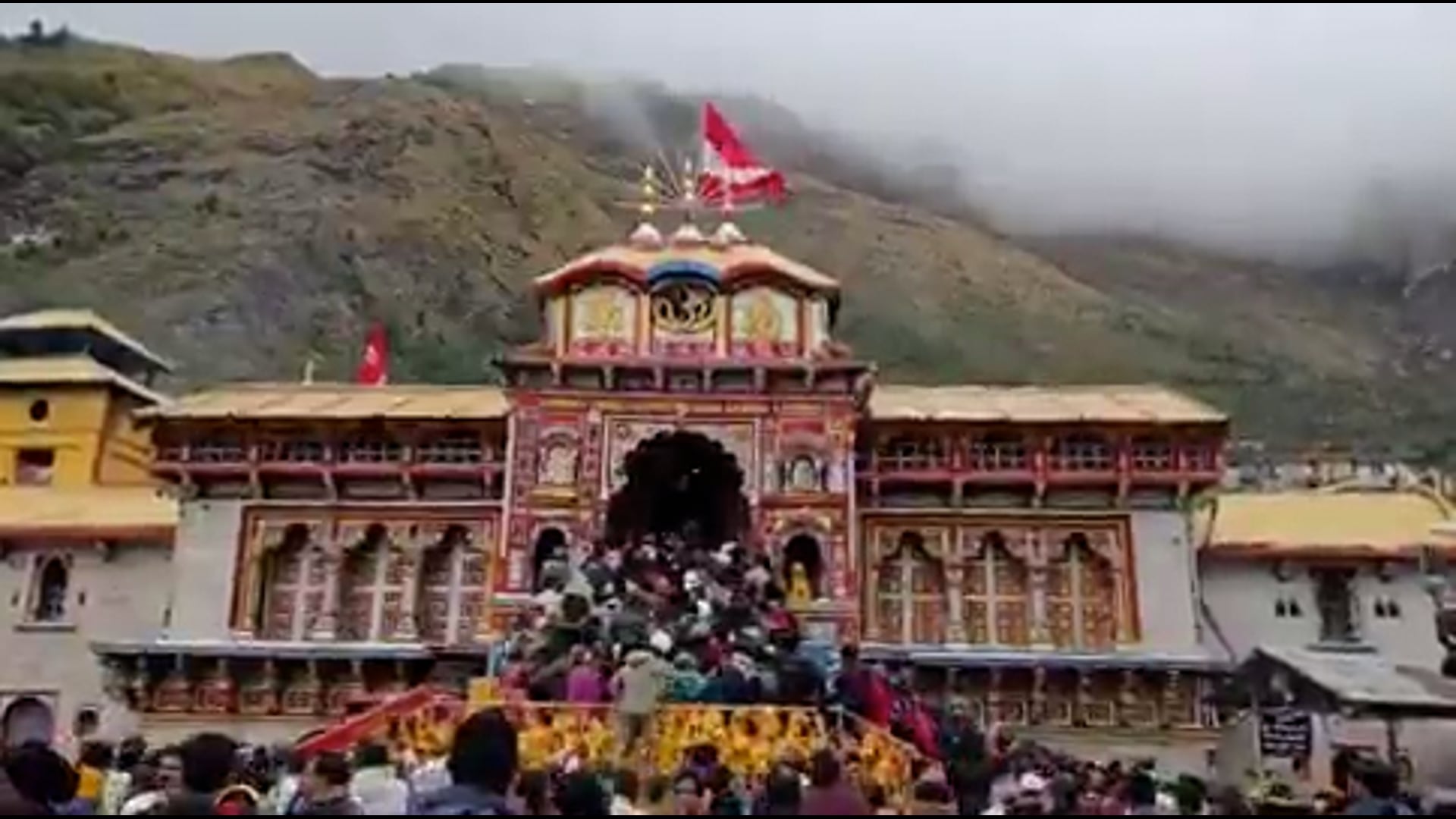 चमोली: विश्वप्रसिद्ध श्री बदरीनाथ धाम के कपाट आगामी 16 नवंबर को रात 9 बजकर 37 मिनट पर शीतकाल के लिए बंद कर दिए जाएंगे। विजयदशमी के पावन अवसर पर पारंपरिक धार्मिक विधि-विधान के अनुसार कपाट बंद होने की तिथि और शुभ मुहूर्त निर्धारित किया गया।