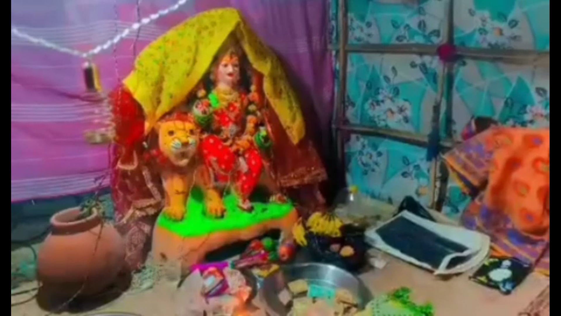 गांव बरारी की चौपाल पर महिलाओं ने माता रानी के भजनों का गायन किया