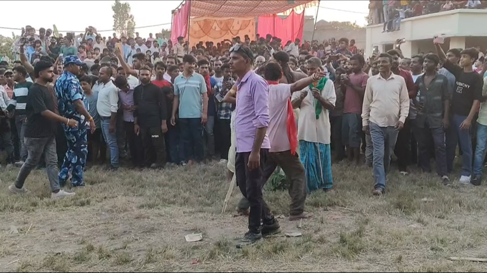 बगहा में 40 फीट ऊंचे रावण का दहन, हजारों श्रद्धालुओं की मौजूदगी में गूंजे जय श्रीराम के जयकारे