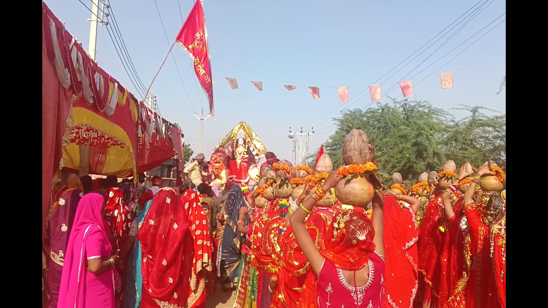 नवरात्रि विसर्जन पर भक्तों ने नम आंखों से मां दुर्गा को दी विदाई