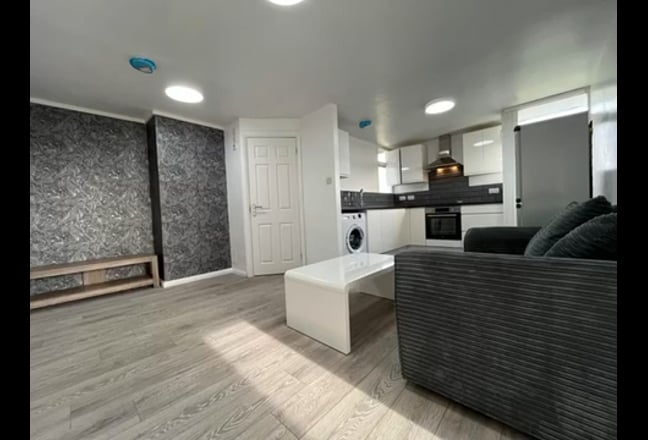 2 Bed Flat with Balcony 🖼️ Fully Furnished Flat Main Photo