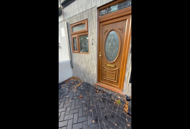 To LET  Studio Flat  &pound;900 Per Month Main Photo