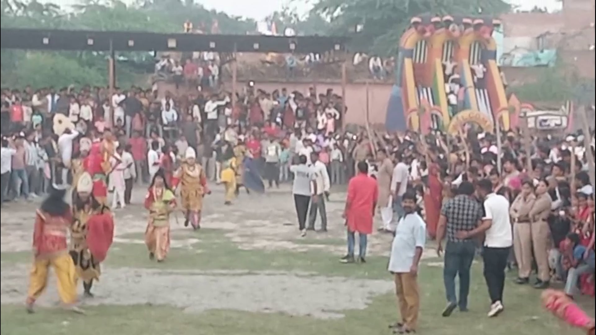 माट कस्बे में विजयदशमी का पर्व धूमधाम और हर्षोल्लास के साथ मनाया गया। इस अवसर पर बुराई पर अच्छाई की जीत के प्रतीक रावण के पुतले का दहन किया गया। रावण दहन देखने के लिए हजारों की संख्या में लोग मौजूद रहे।