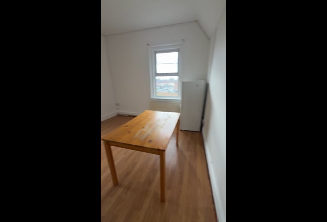 Double - Ensuite Room - &pound;950 - Feltham Main Photo