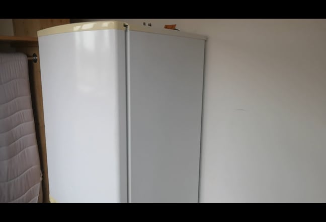 Girls only!Single bedroom, fridge in your room  Main Photo