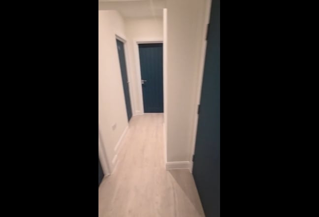 Large Room in Newly Refurbished House – 5 Min Walk Main Photo