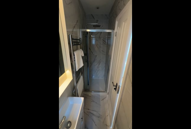 Lovely Ensuite Double Room in Zone 2  Main Photo