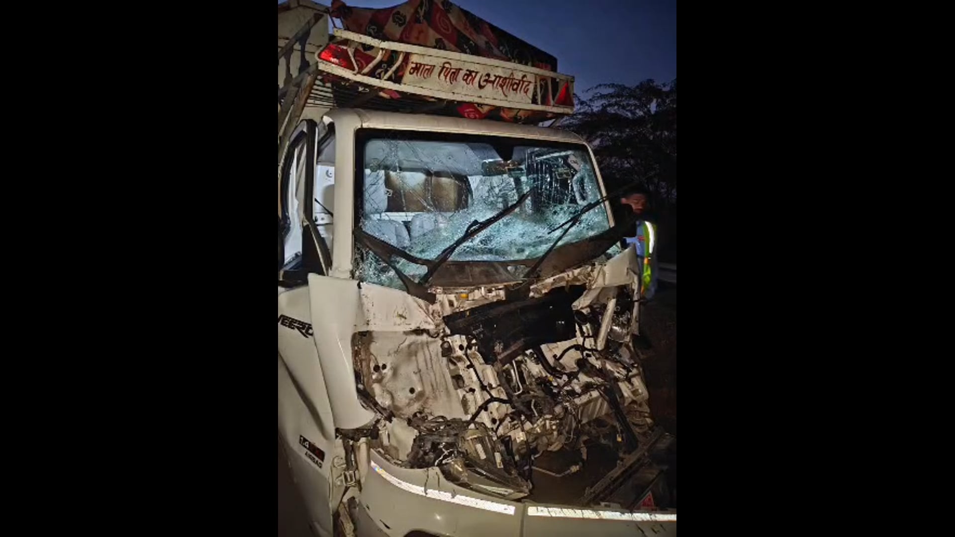 मथुरा के नौहझील क्षेत्र में यमुना एक्सप्रेस वे पऱ तड़के भीषण टक्कर, ट्रक में पीछे से घुसा छोटा हाथी,चालक घायल,,