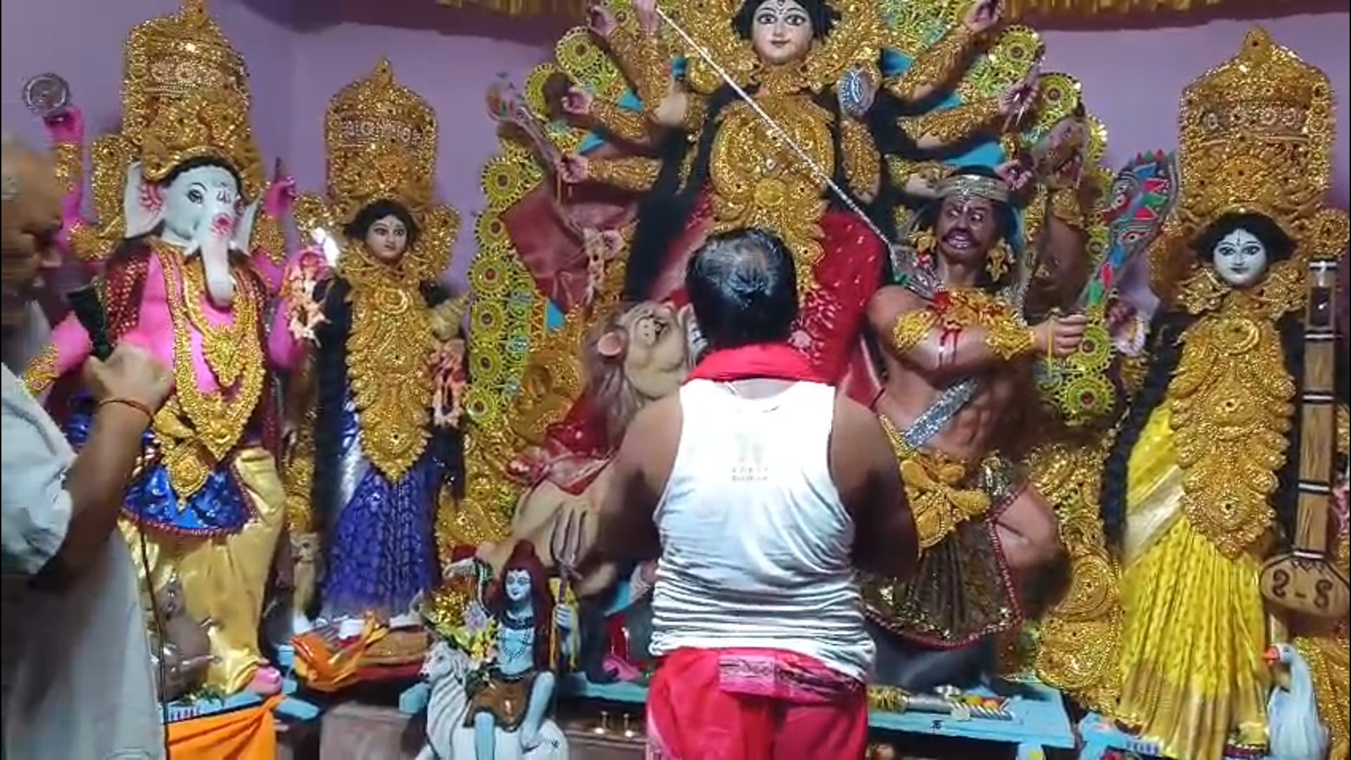 खरवा दुर्गा मंदिर में श्रद्धालुओं का उमरा जनसैलाब, मेले में लोगों ने खूब की मिठाई और खिलौने की खरीदारी