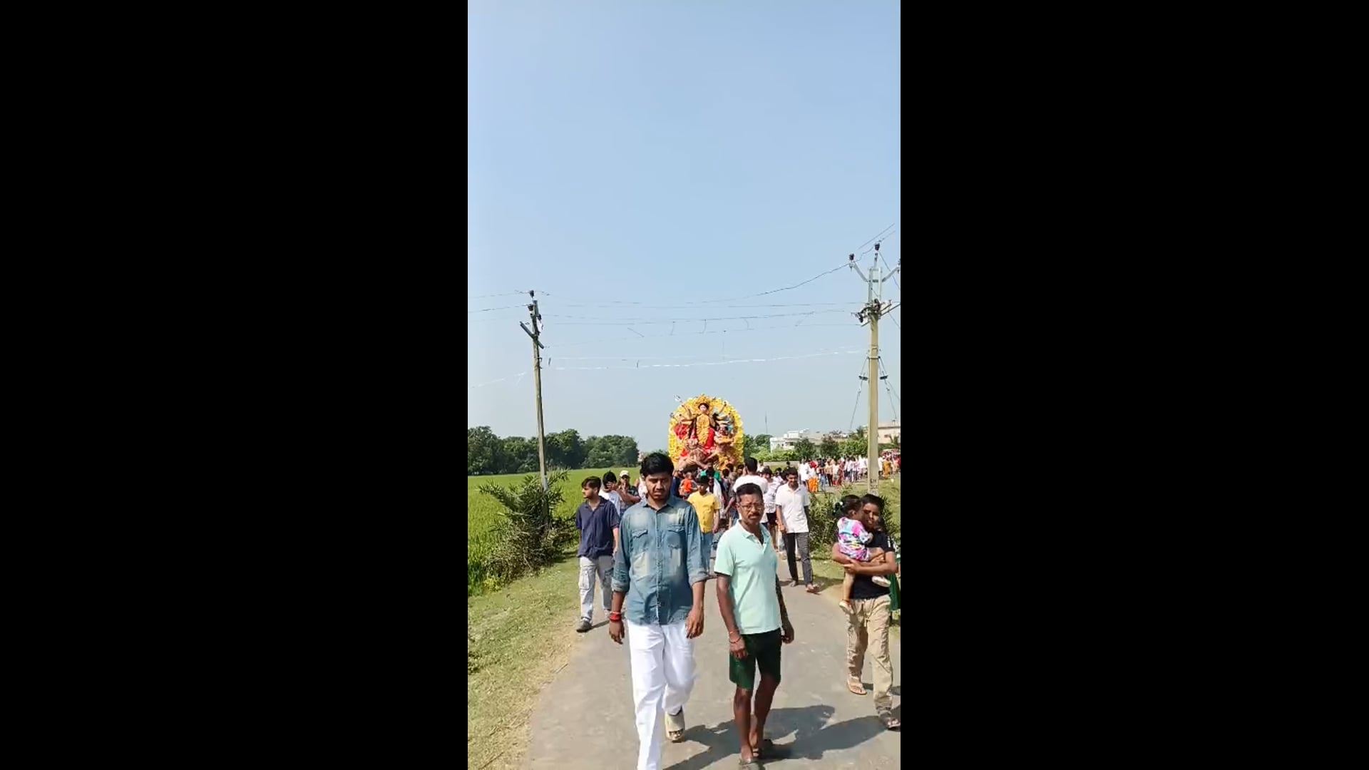 नाम आंखों से मां दुर्गा को दी गई विदाई,विसर्जन के लिए निकला माता रानी की प्रतिमा खरवा दुर्गा मंदिर रजौन 