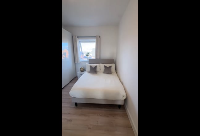 Bright Double Room | Female Household Main Photo