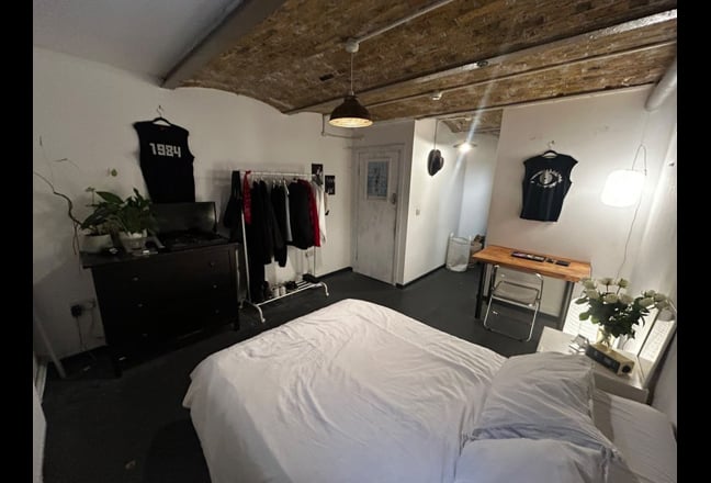 1 HUGE Double En-suite Room Warehouse Stokey Main Photo