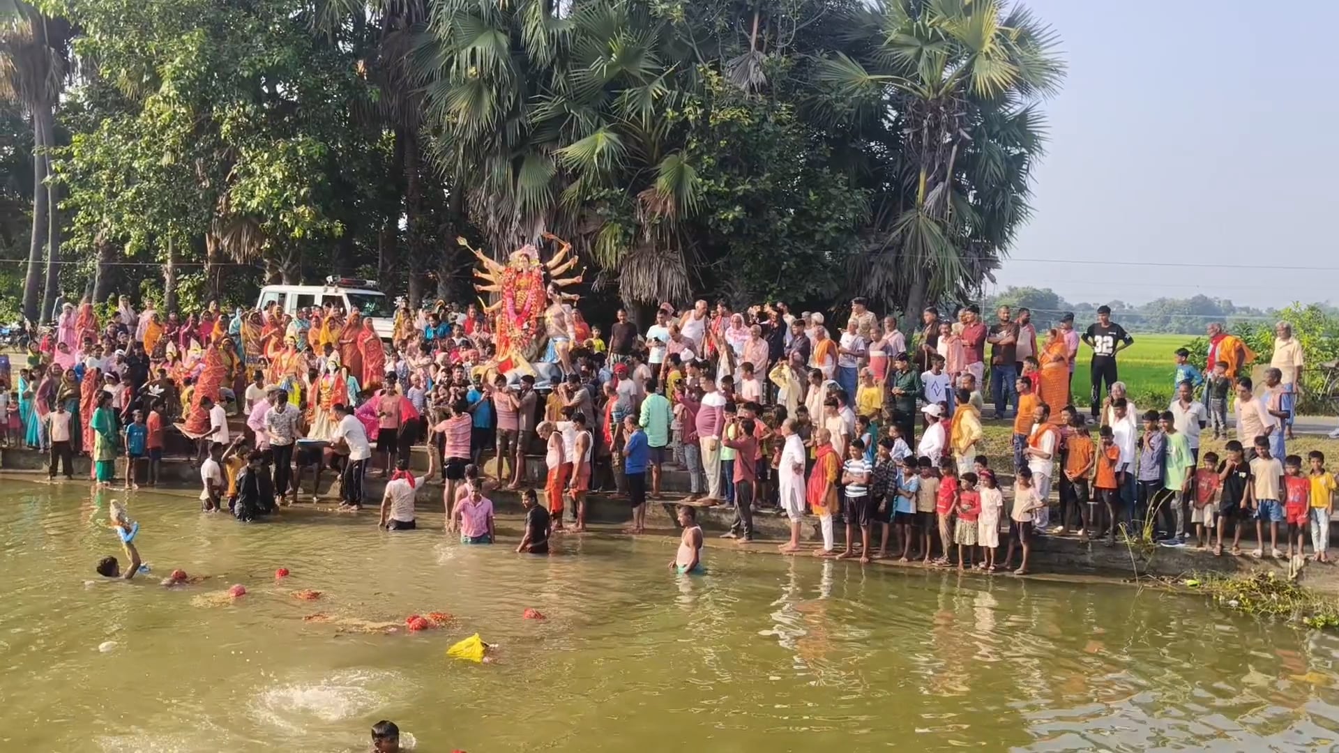 भीखनपुर में मां दुर्गा को नम आंखों से दी गई विदाई।