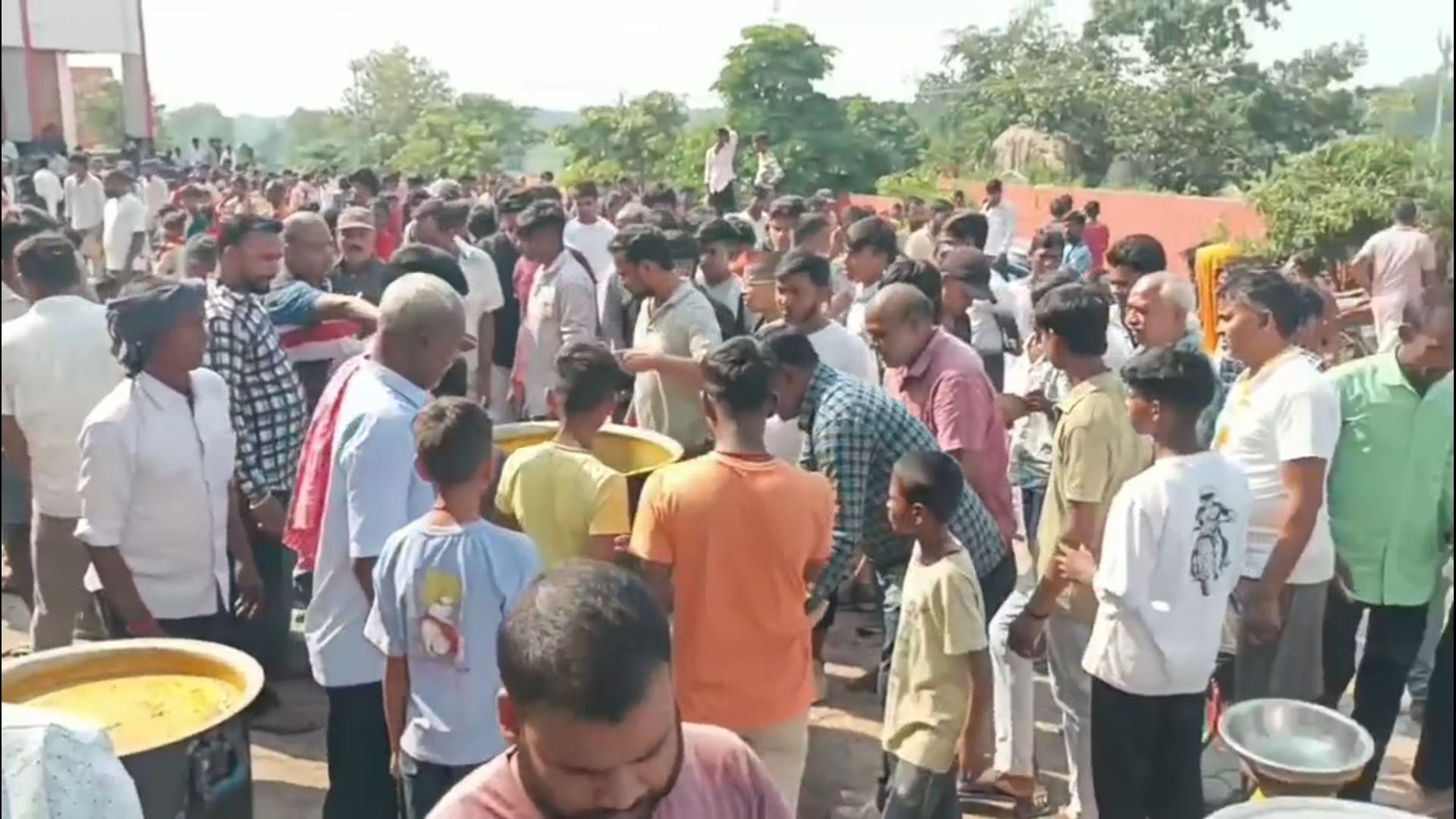 सुईया में नम आंखों से मां दुर्गा को विदाई, घुड़सवार डांस रहा आकर्षण का केंद्र,sp के निर्देश पर प्रशासन रहा मुस्तैद 