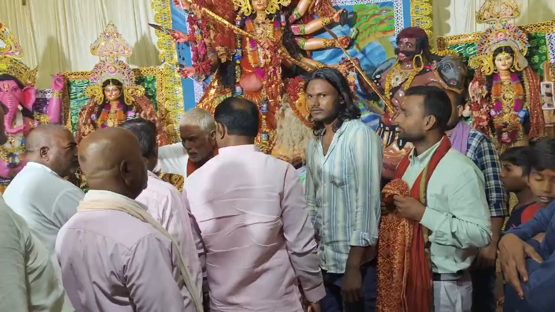 क्षेत्र के सुख, शांति, समृद्धि को लेकर विधायक ने वैष्णवी दुर्गा मंदिर में टेका माथा, कला मंच का भी किया उद्घाटन