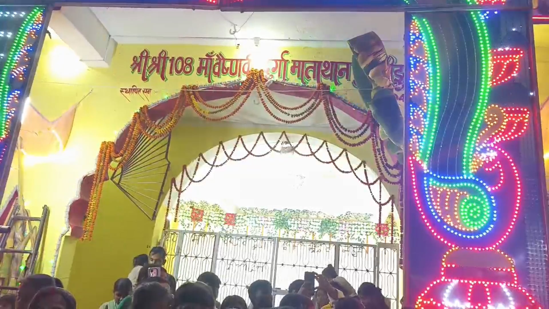 प्रतिमा विसर्जन के साथ ही दुर्गा पूजा का हुआ समापन, नम आंखों से माता को दी गई विदाई