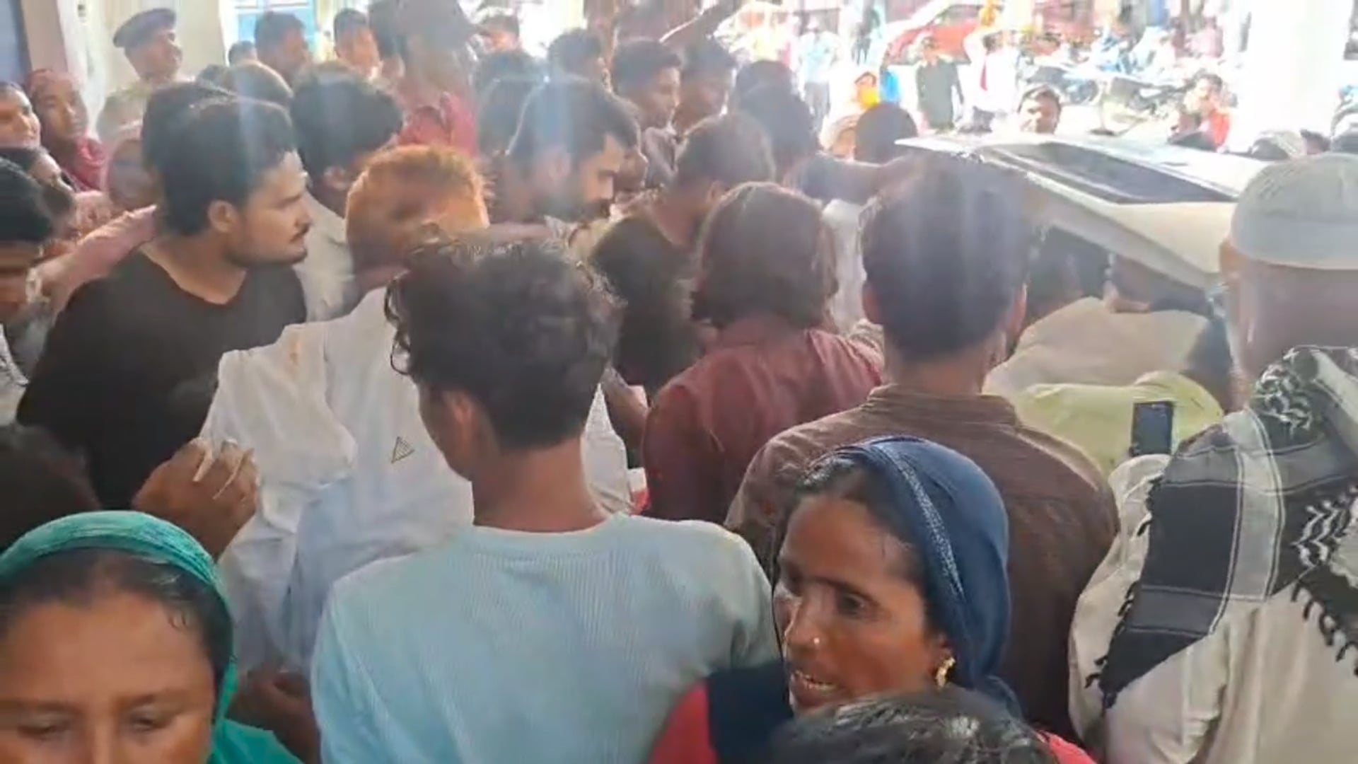 बगहा में सड़क हादसे में छात्र की मौत, 3 घंटे तक बवाल; सीसीटीवी में दिखी स्विफ्ट डिजायर कार