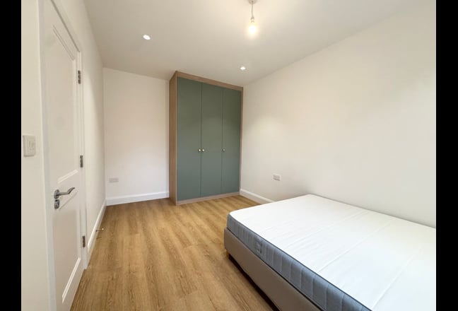 Large modern rooms - Greenford station Main Photo
