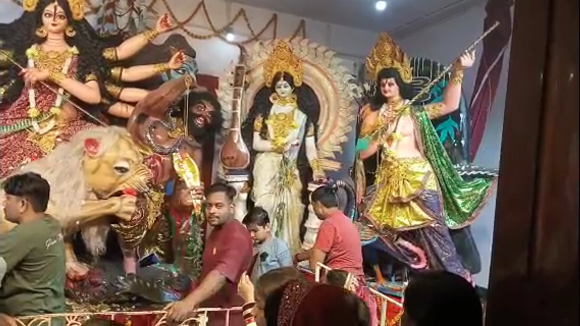 रजौन क्षेत्र अंतर्गत पुंसिया बाजारमां दुर्गा की प्रतिमा को विसर्जन 