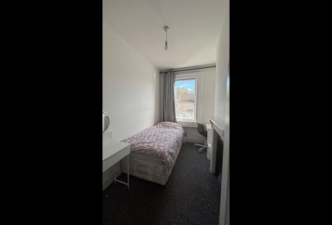 Prime Location! Cozy room - 15 min walk to city    Main Photo