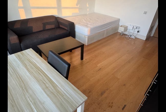 Huge Room with Stunning Views in Canary Wharf Main Photo