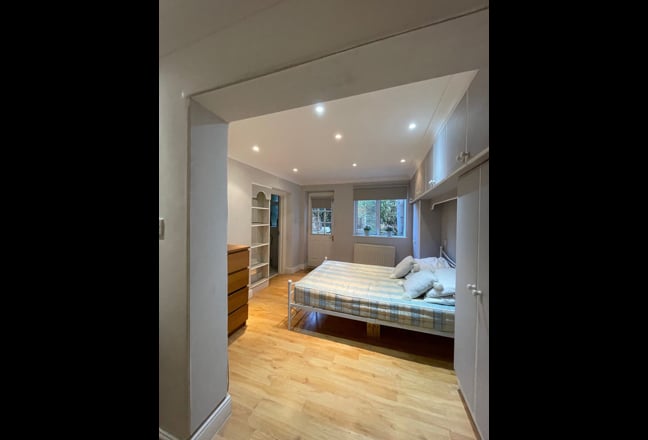 1 bedroom flat in the heart of Askew Village  Main Photo