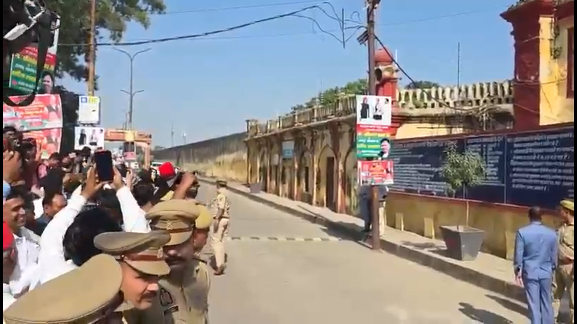 *यूपी: रामपुर पहुंचे अखिलेश यादव, अखिलेश यादव नें रामपुर ज़िला कारागार में आज़म खान से मुलाकात की ।*