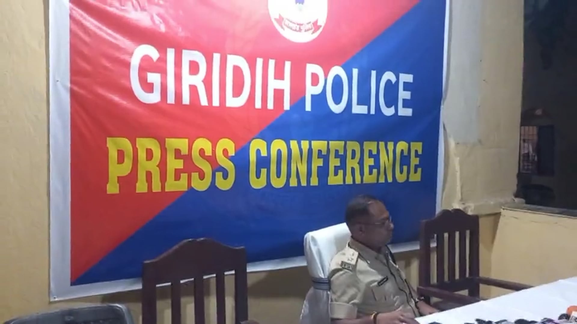 गिरिडीह में चोरी के मामले का पुलिस ने किया खुलासा, छह आरोपी गिरफ्तार 4 इंडोर और 3 आउटडोर एसी यूनिट समेत 24 बैटरी बरामद 