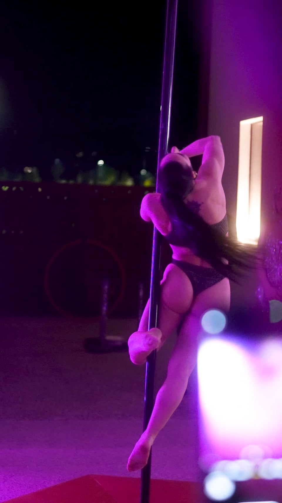 Fotogramma del video Pole Dance — Performance live