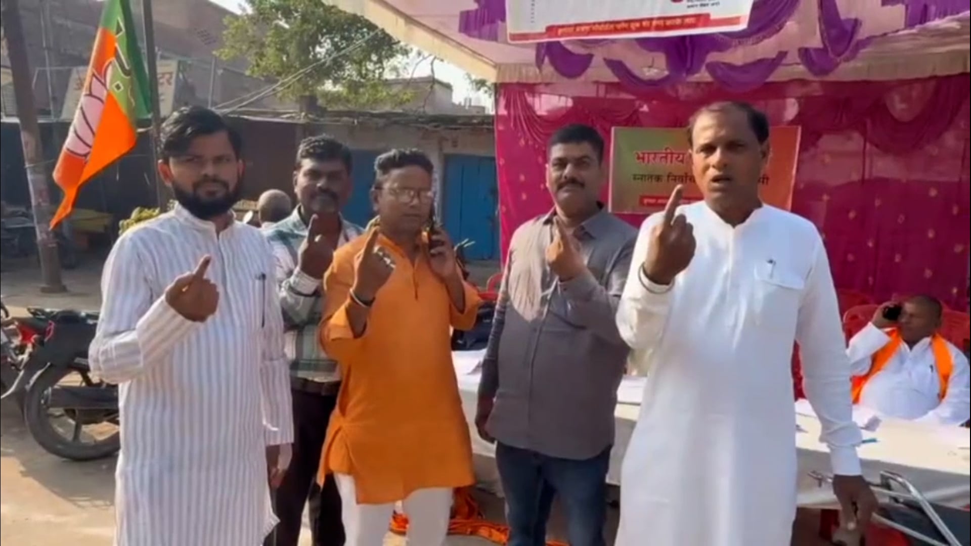 बांसडीह कस्बे में शिक्षक स्नातक MLC चुनावों को लेकर मतदाताओं में दिखा उयसाह,अपने-अपने मताधिकार का किया प्रयोग