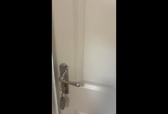 Beautiful Bedsit W3 Main Photo