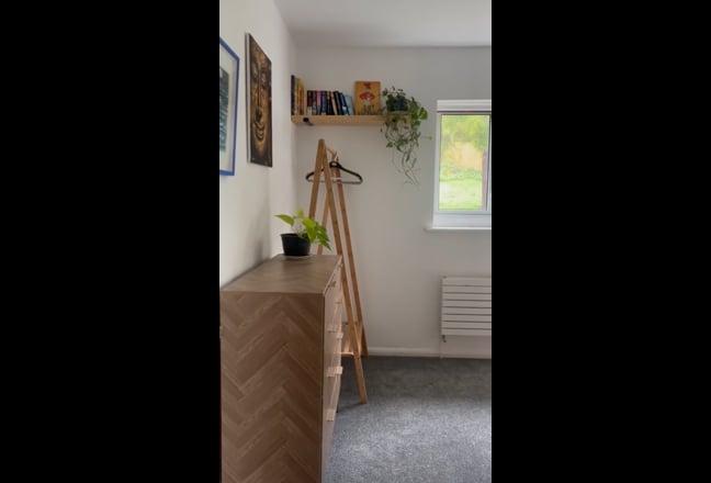 Spacious double room- in a quiet neighbourhood Main Photo